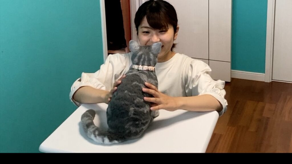 リアルな羊毛フェルトの猫が家に帰ってきた！何も知らない飼い主は…